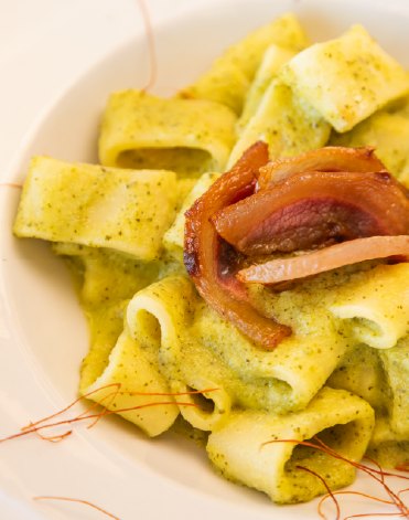Pasta fresca con pesto di zucchine e guanciale