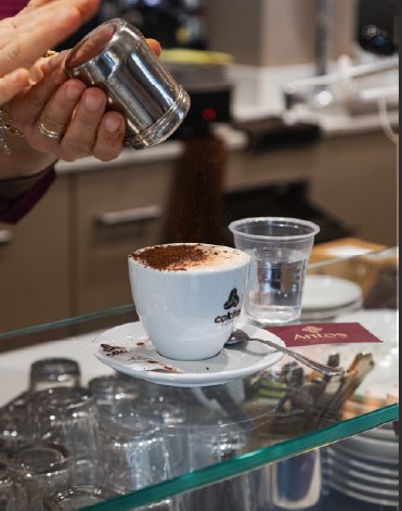 Cappuccino al banco del bar