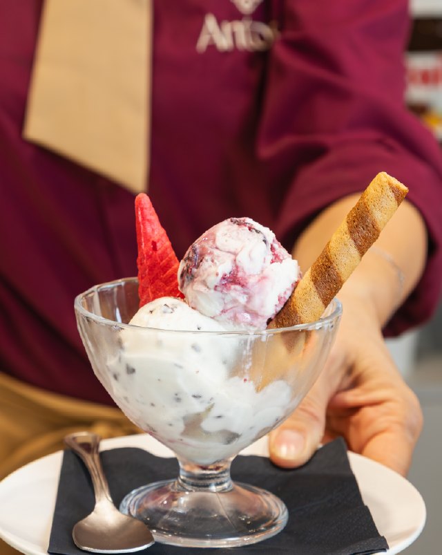 Coppa di gelato con fragola e cialda