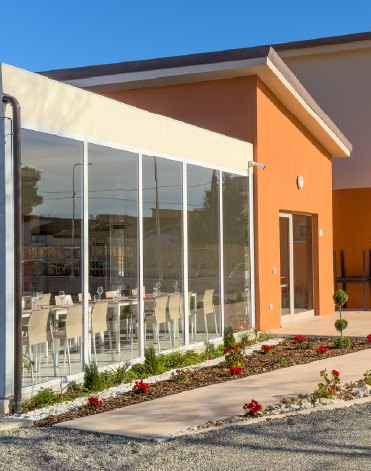 L'esterno del locale con la veranda
