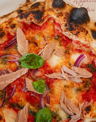 Pizza con tonno e cipolla rossa